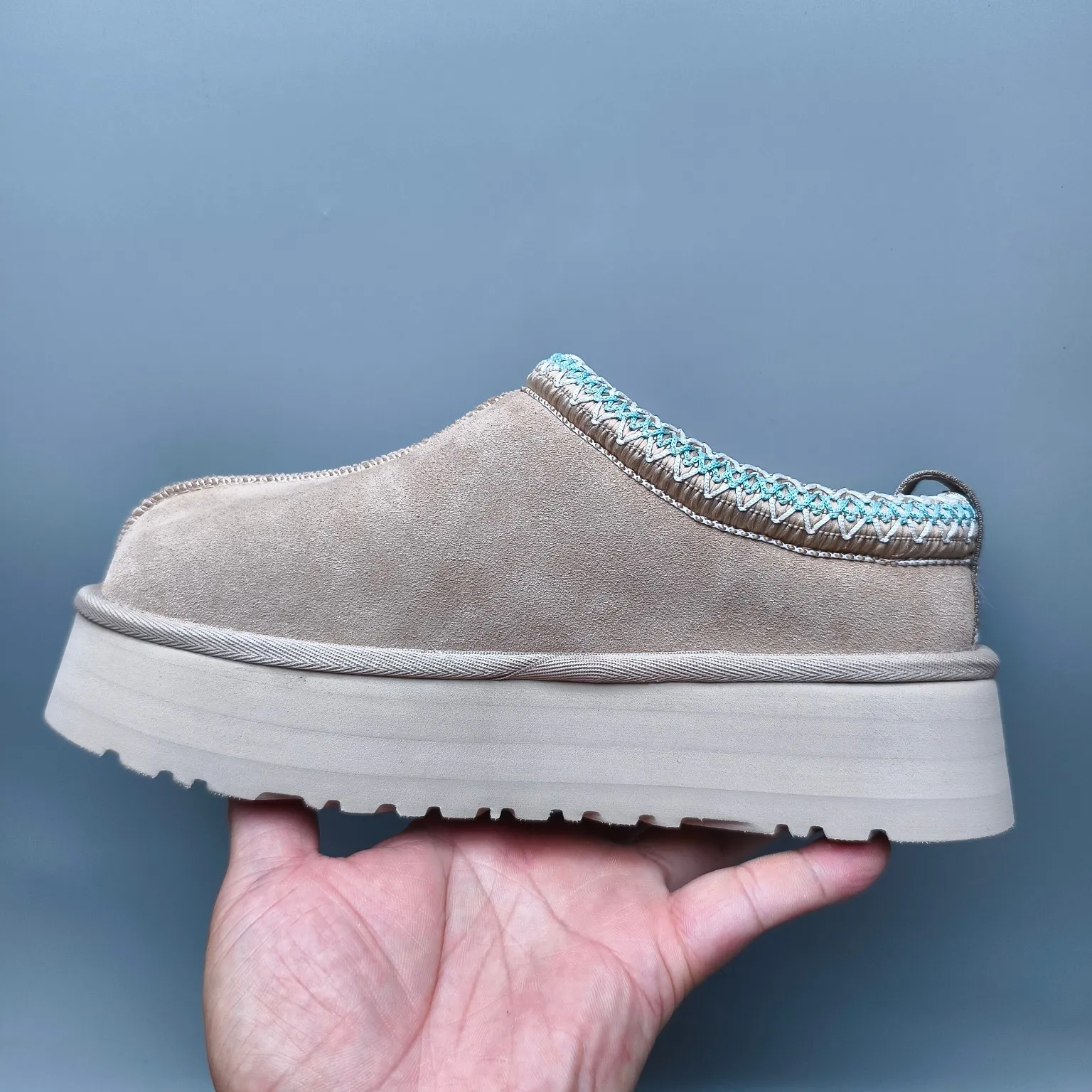 💰440 UGG sheepskin all-in-one snow boots 2553 co-branded national trend style thick-soled one-leg women’s snow boots🐾~ 🍭 A co-branded trendy item launched with well-known designer brands Feng Chen Wang and TELFAR. Zhou Dongyu & Wang Jiaer’s same style Fang Kete boots. The slip-on design makes it easy to put on and take off, and can be used indoors or outdoors. The exotic edging design is eye-catching, and it is definitely worth buying~ 🍭Material: cowhide➕sheep fur Outsole: rubber (light wing technology) 🍭Color: black, maroon, sand, dark green, light gray, chocolate, beige, walnut, brown, dark gray, red 🍭Number of codes: 35-42
